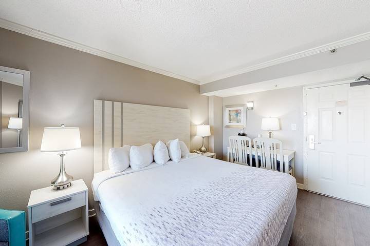 Vacation rental for 2 people, with pool and balcony as well as hot tub, with pets by Myrtle Beach