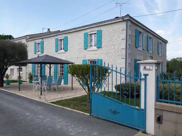 Gîte pour 4 personnes, avec piscine ainsi que vue et jardin à Saint-Hilaire-la-Palud
