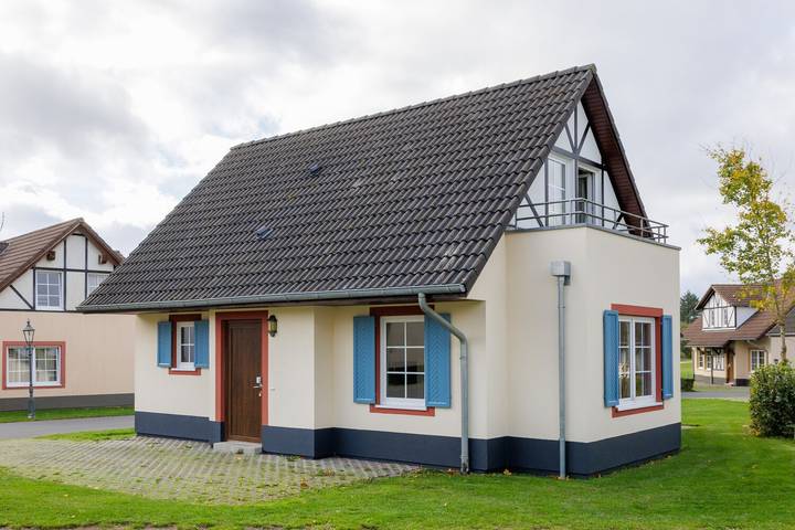Ferienhaus für 4 Personen, mit Balkon/Terrasse und Terrasse sowie Garten und Pool an der Mosel