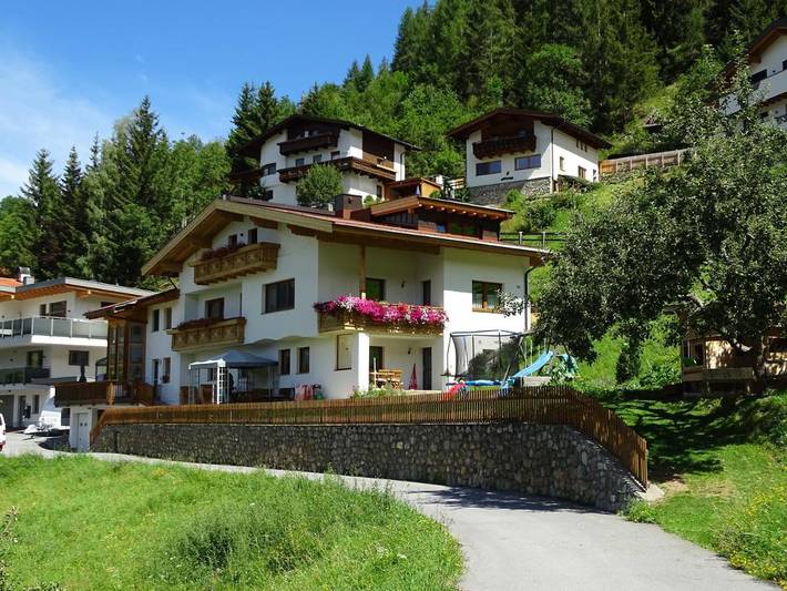 Ferienwohnung für 6 Personen, mit Balkon und Terrasse sowie Garten und Ausblick in Fendels