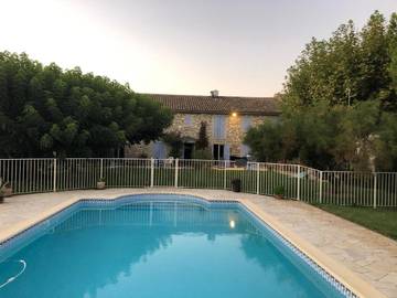 Gîte pour 4 personnes, avec piscine et jardin à Maillane