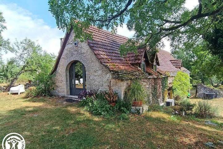 Location de vacances pour 4 personnes, avec Jardin ainsi que Piscine et Sauna dans Gréalou