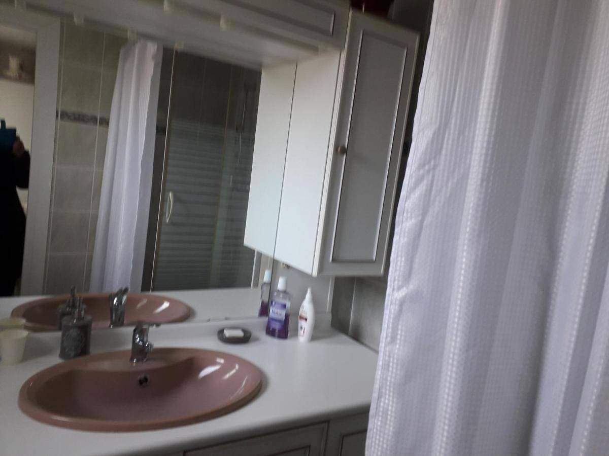 Appartement de vacances entier, La maison rose 2 chambres avec lit pour 2 personnes et 2 salles de bains a 15 kilomètres du circuit de Magny-Cours et 1,2 kilomètre du sanctuaire de ste Bernadette in Nevers, Nièvre