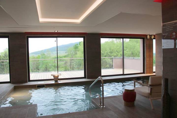 Hôtel pour 2 personnes, avec sauna et jacuzzi ainsi que piscine et balcon