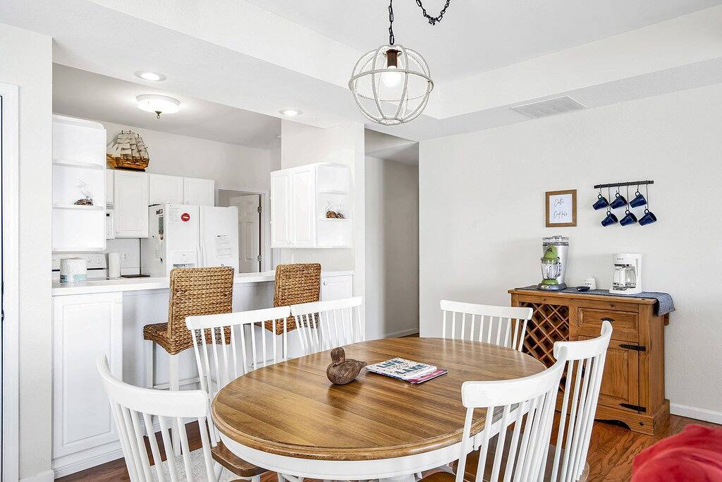 Ganze Wohnung, Breathtaking Views - Two Pools - Enclosed Balcony in Lake Ozark, Lake of the Ozarks