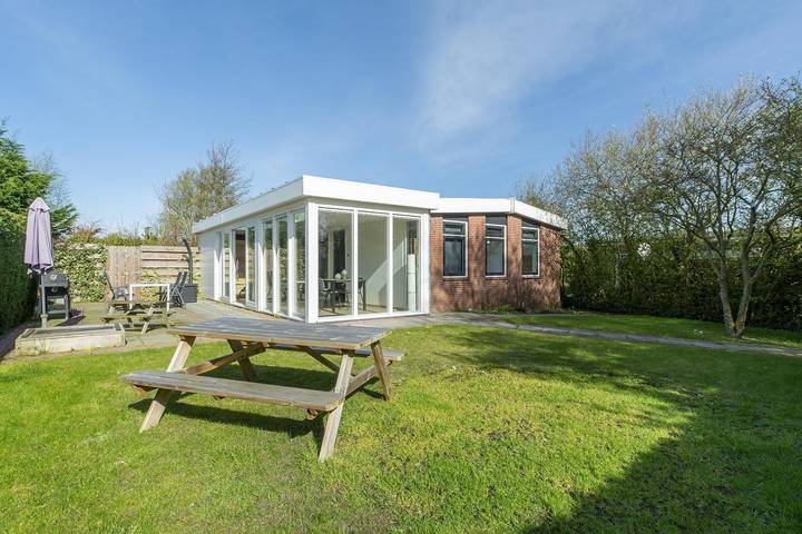 Bungalow voor 4 personen, with sauna and terras as well as tuin in Sint Maartensvlotbrug