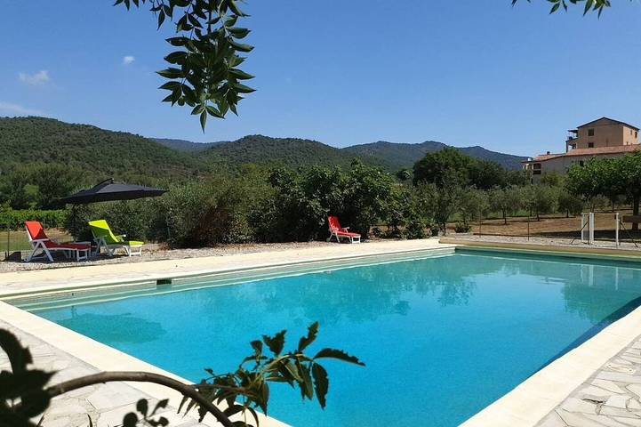 Gîte pour 12 personnes, avec jardin à Collobrières