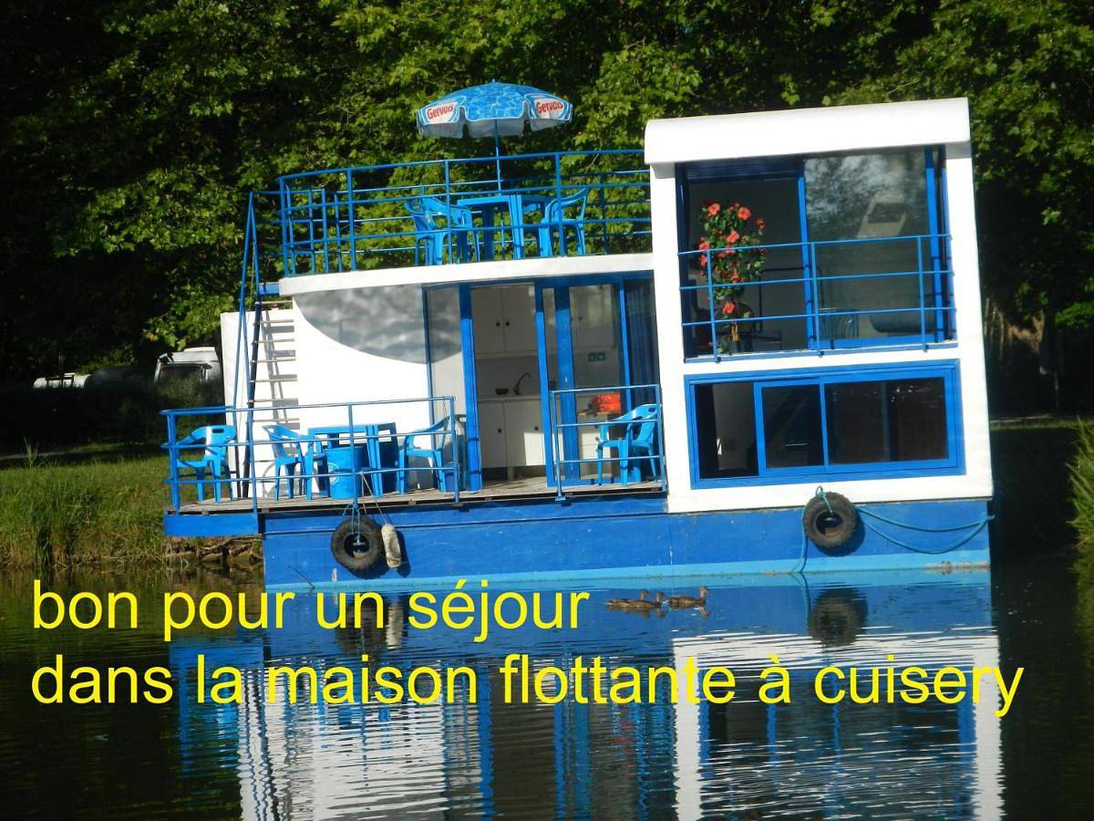 Maison flottante sur la seille in Cuisery, Région de Louhans