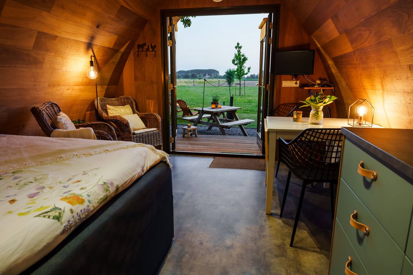 Stylish tiny house for 2 with hot tub in Uitwijk, near Gorinchem in North Brabant