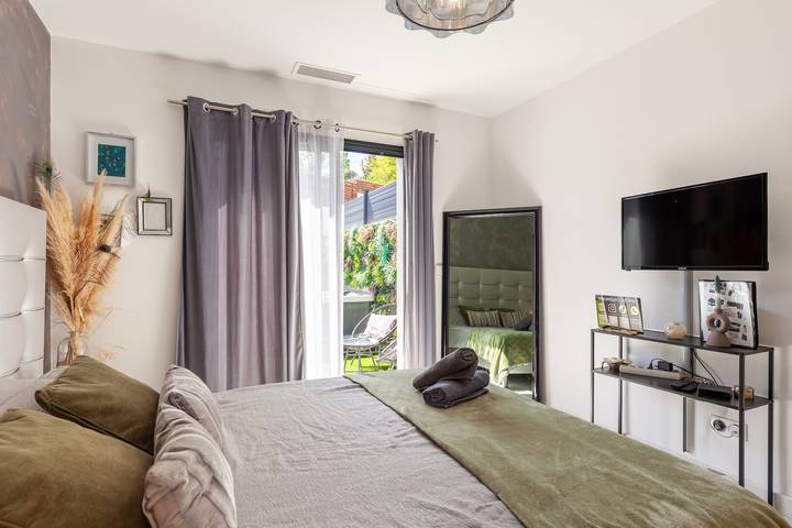 Apartment 'Phuket' with Mountain View, Wi-Fi and Air Conditioning in Peypin, Middelhavskysten (Frankrig)
