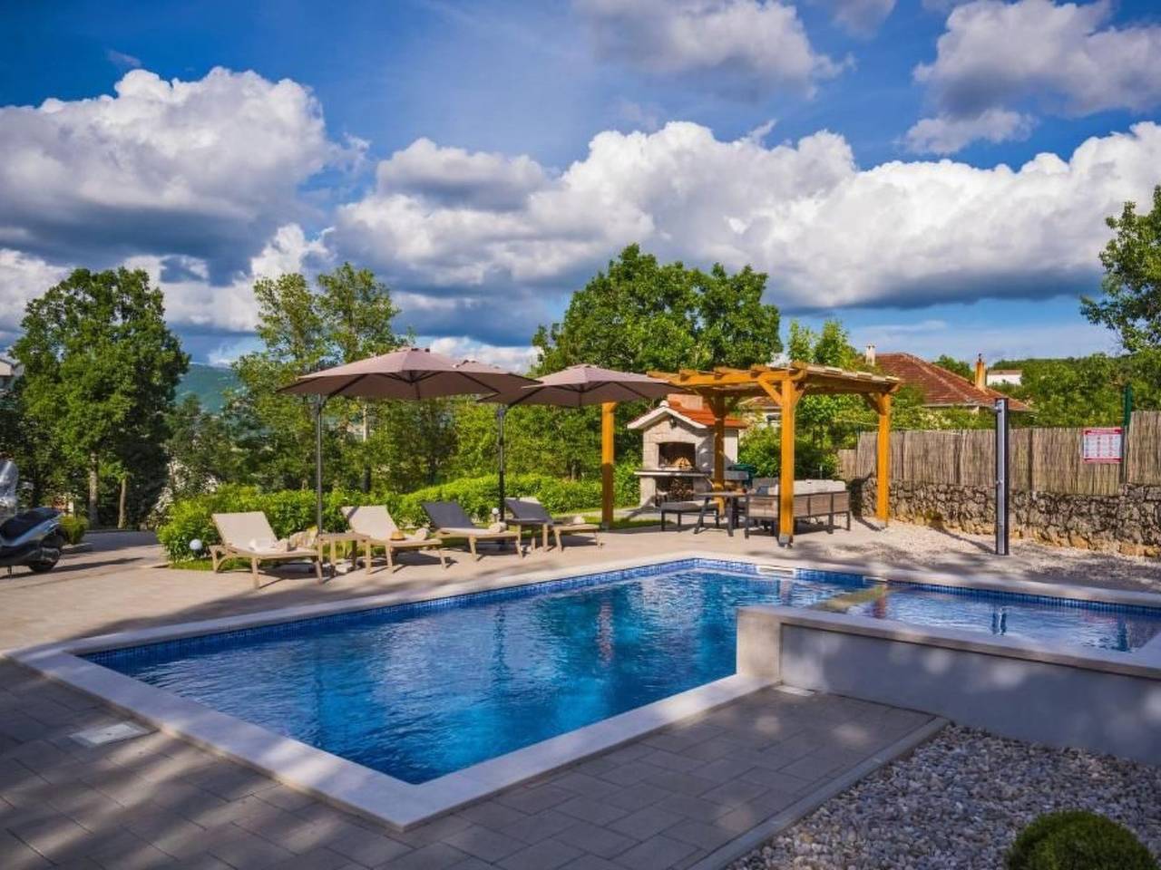 "Alte Eiche" mit Pool, Grill, Terrasse in Imotski, Makarska Riviera