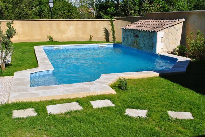 Location de vacances pour 8 personnes, avec jardin ainsi que terrasse et piscine à Paradou - 4
