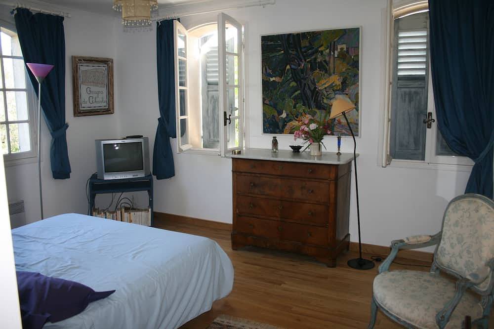 Silence, space, large swimming pool, countryside, near Valbonne. in Opio, Cannes region
