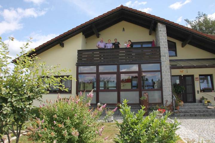 Ferienwohnung für 2 Personen, mit Balkon und Terrasse sowie Garten und Ausblick in Neuschönau