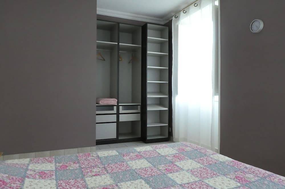 Hyper center, single storey with large quiet terrace on the ramparts. in Dinan, Dinan region