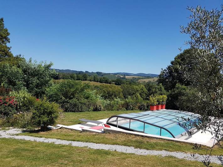 Location de vacances pour 6 personnes, avec Terrasse et Jardin ainsi que Piscine et Vue à Noailhac (Tarn)