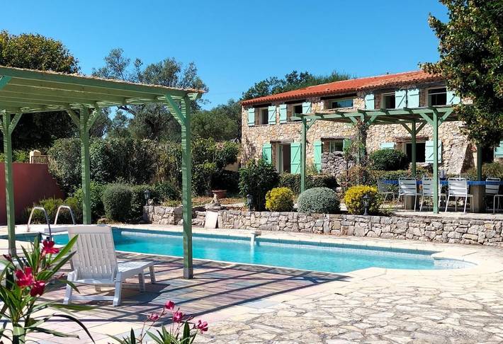 Location de vacances pour 7 personnes, avec piscine ainsi que jardin et vue à Mons (Var)