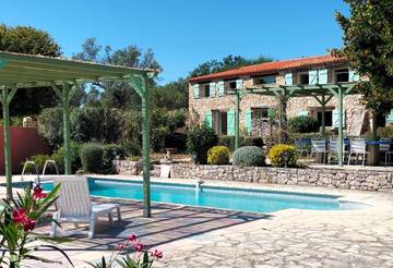 Location de vacances pour 7 personnes, avec piscine ainsi que vue et jardin à Mons (Var)