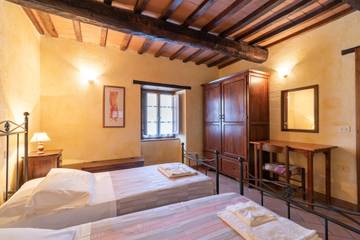 Vacation Rental for 4 Guests in Cortona, Arezzo Province, Picture 2