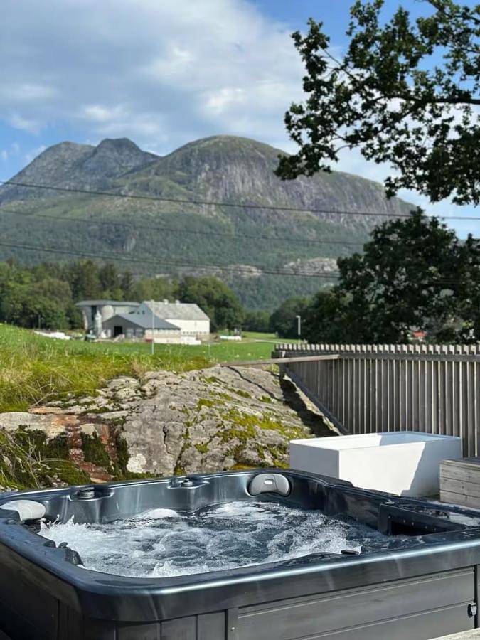 Ferienhaus für 5 Personen, mit Balkon und Whirlpool sowie Terrasse und Garten
