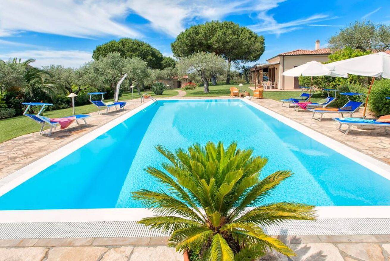 Villa Luna ad Alghero: con piscina a sfioro e lussureggiante giardino in Alghero, Provincia di Sassari