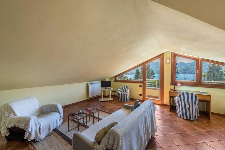 Entire apartment, Apartment 'Casa Caterina Mansarda' with Lake View, Garden & Wi-Fi in Marone, Comune di Marone