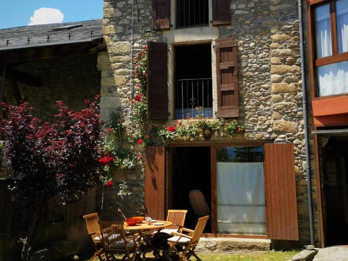 Gîte pour 8 personnes, avec jardin à UR