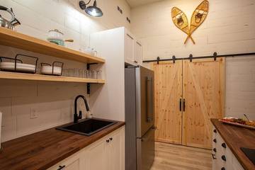 Cottage Rentals for 10 Guests in Owl's Head, Quebec, Picture 3