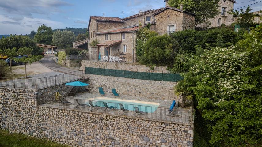 Gîte pour 12 personnes, avec terrasse et piscine