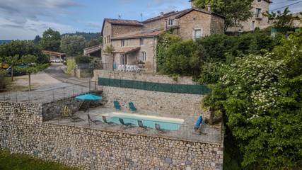 Gîte pour 12 personnes, avec terrasse et piscine à Pont-de-Labeaume