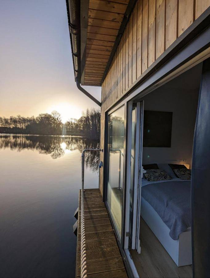 Boot für 4 Personen, mit Terrasse und Garten in Weener