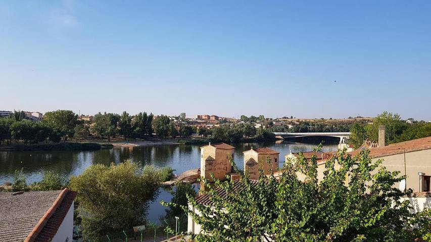 Casa vacacional para 6 personas, con Balcón y Terraza además de Jardín y Vistas en Zamora 