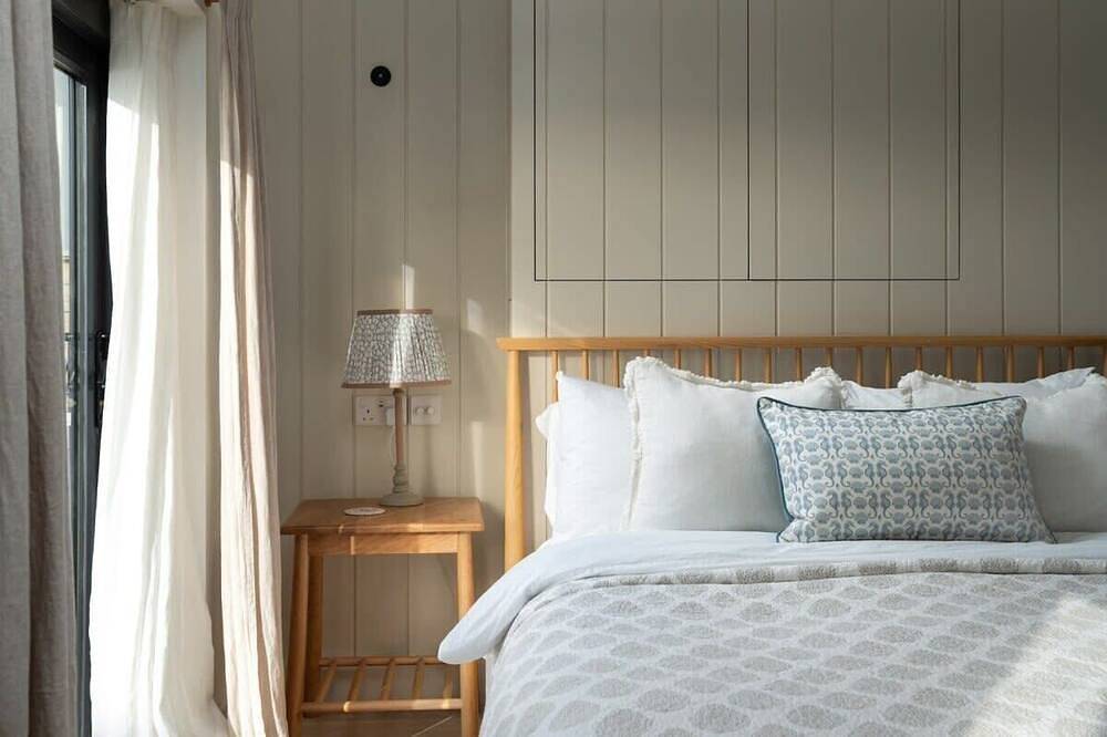 Cosy Beach House on the Seafront, Porthleven in Porthleven, Cornwall