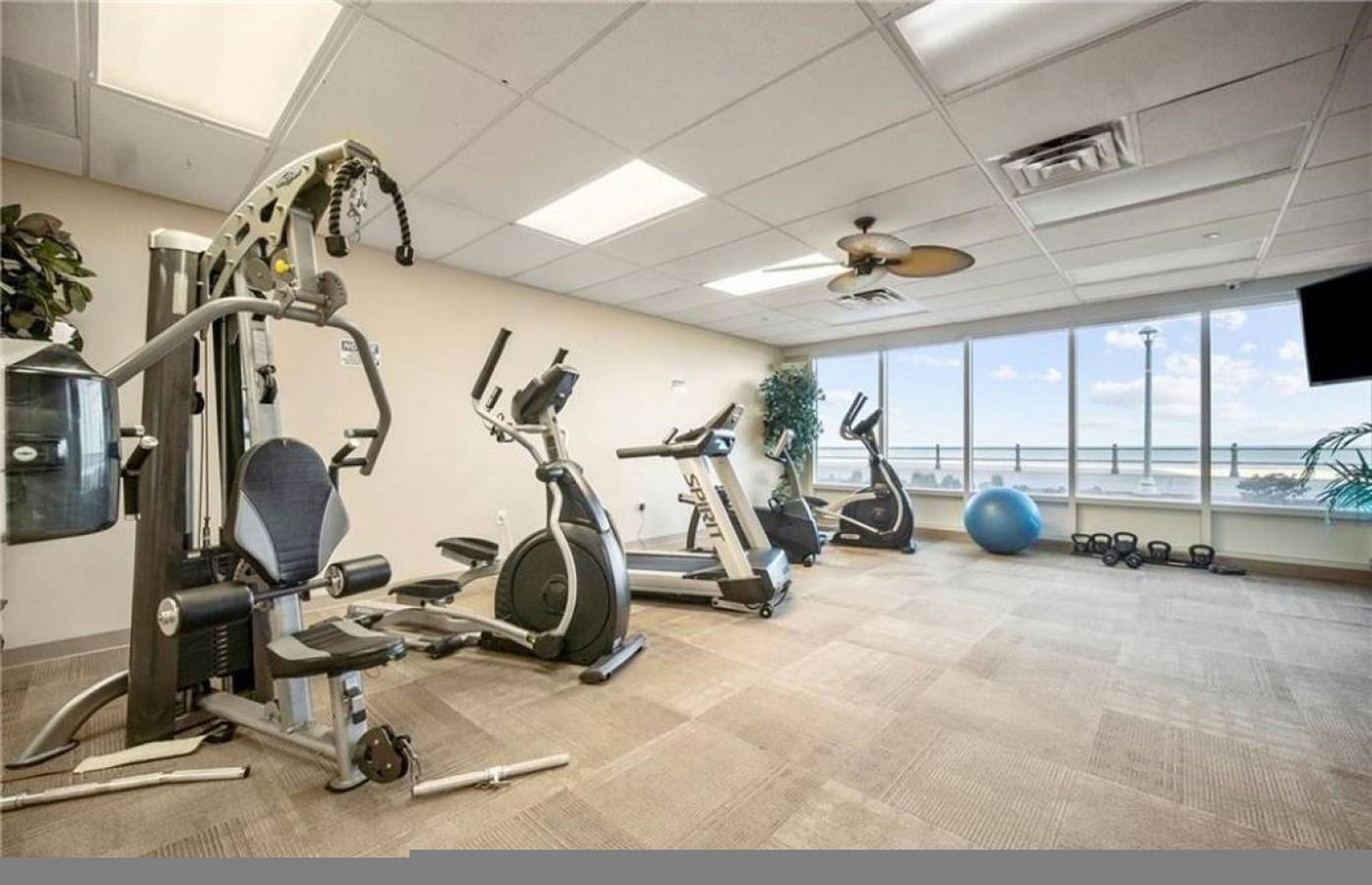 Entire apartment, New / Oceanfront Beach Condo, Pool, Gym, Fishing in Virginia Beach