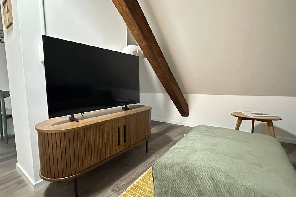 Appartamento intero, Cosy attic studio for two — quiet Wipkingen, tram nearby in Zürich 37 Wipkingen, Zurigo