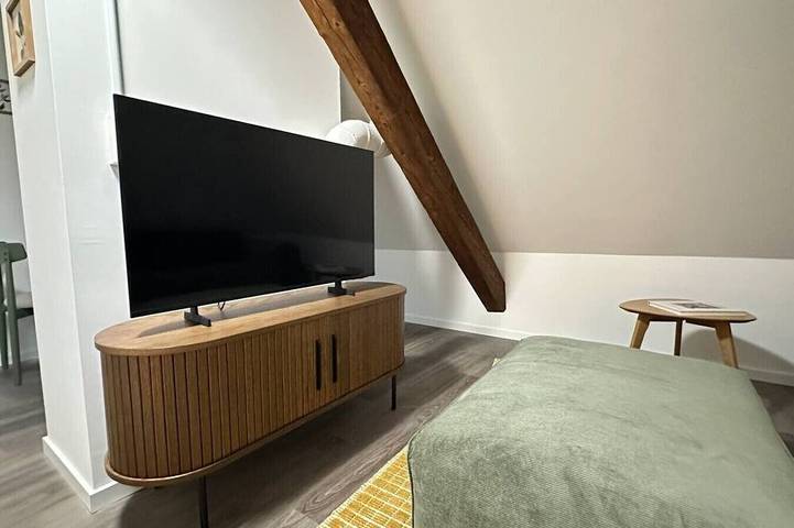 Appartamento intero, Cosy attic studio for two — quiet Wipkingen, tram nearby in Zürich 37 Wipkingen, Zurigo