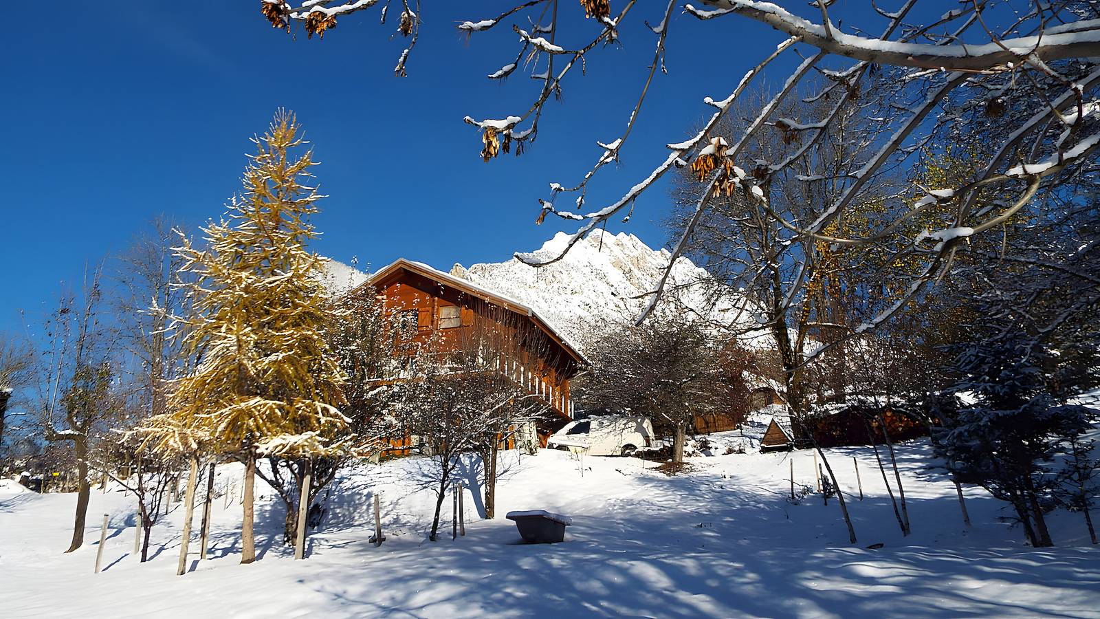 Holiday Home 'Gite Du Barnabas Relais' with Mountain View, Private Terrace and Wi-Fi in Saint-Martin-de-la-Porte, Saint-Jean-de-Maurienne region