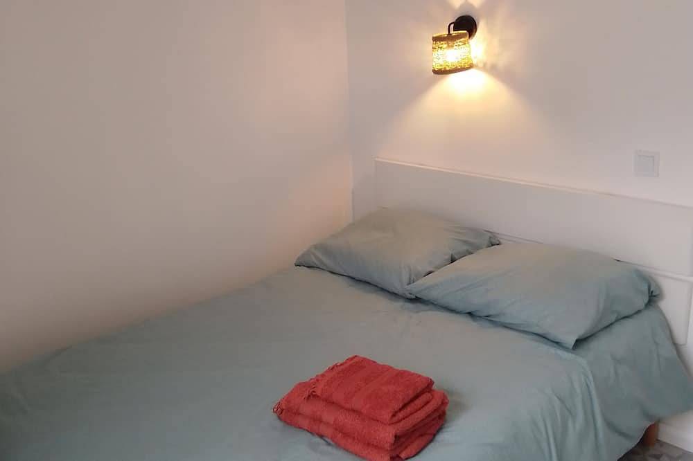 Small cottage with large terrace absolute peace and quiet in Éguilles, Aix-en-Provence region
