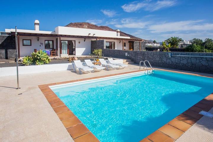 Chalet para 4 personas, con vistas además de piscina y terraza en Lanzarote