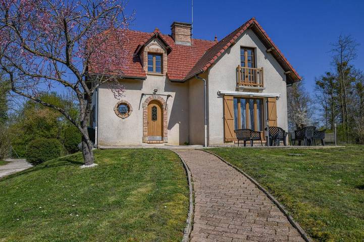 Gîte pour 6 personnes, avec terrasse et jardin à Soulaines-Dhuys