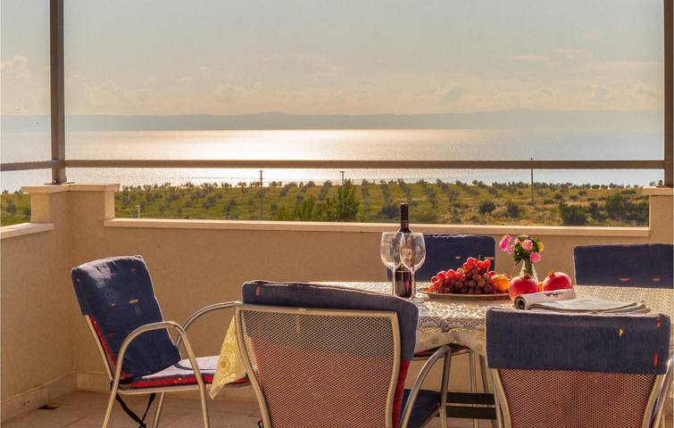 Retraite en bord de mer : appartement confortable avec terrasse, piscine et Wi-Fi, à 800 m de la plage in Krvavica, Makarska riviera