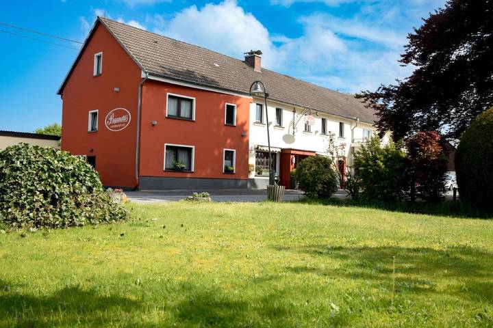 Hotel für 7 Personen, mit Balkon und Terrasse sowie Garten und Ausblick in Breitscheid