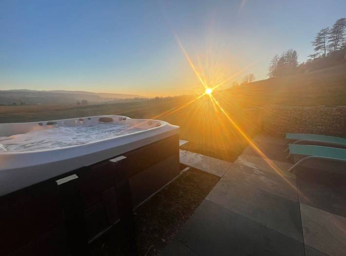 Gîte pour 8 personnes, avec jardin et jacuzzi ainsi que terrasse et sauna