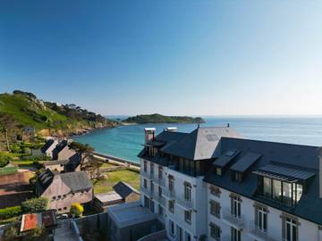 Gîte pour 2 personnes, avec vue et piscine ainsi que vue sur l’océan et jardin dans Plage Tresmeur
