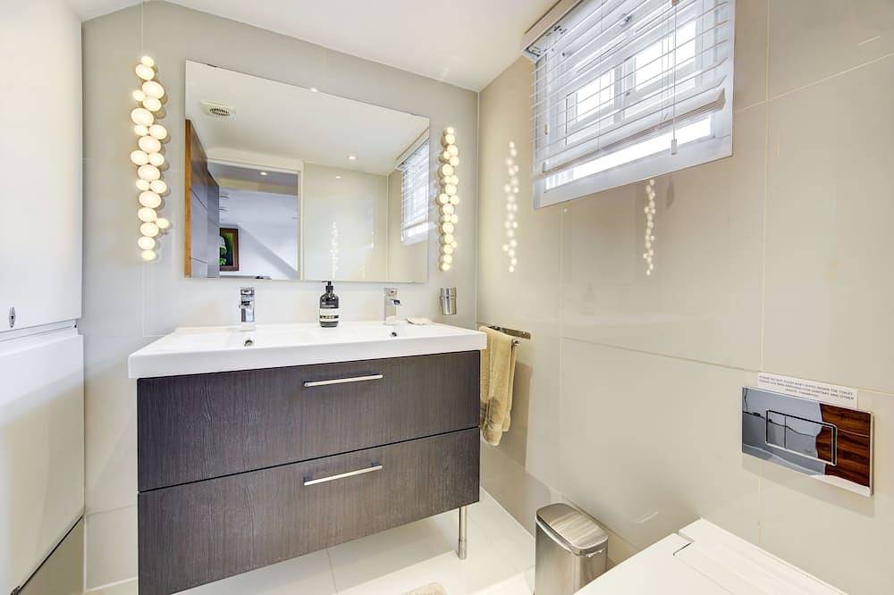 Stunning 4 Bedroom House - Hot tub+Gym - Sleeps upto 8 -Escape London, in London in Redbridge, London