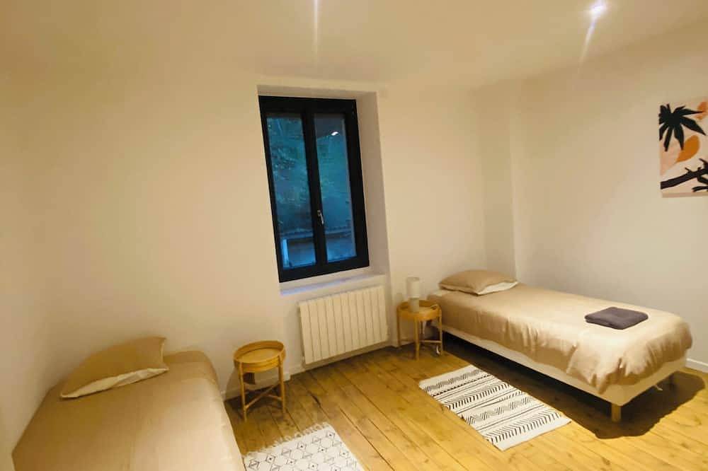 Magnificent 9-person house close to town center. in Valence, Valence region