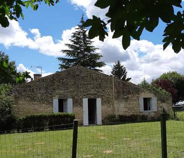 Gîte pour 5 personnes, avec jardin ainsi que vue et terrasse à Rétaud
