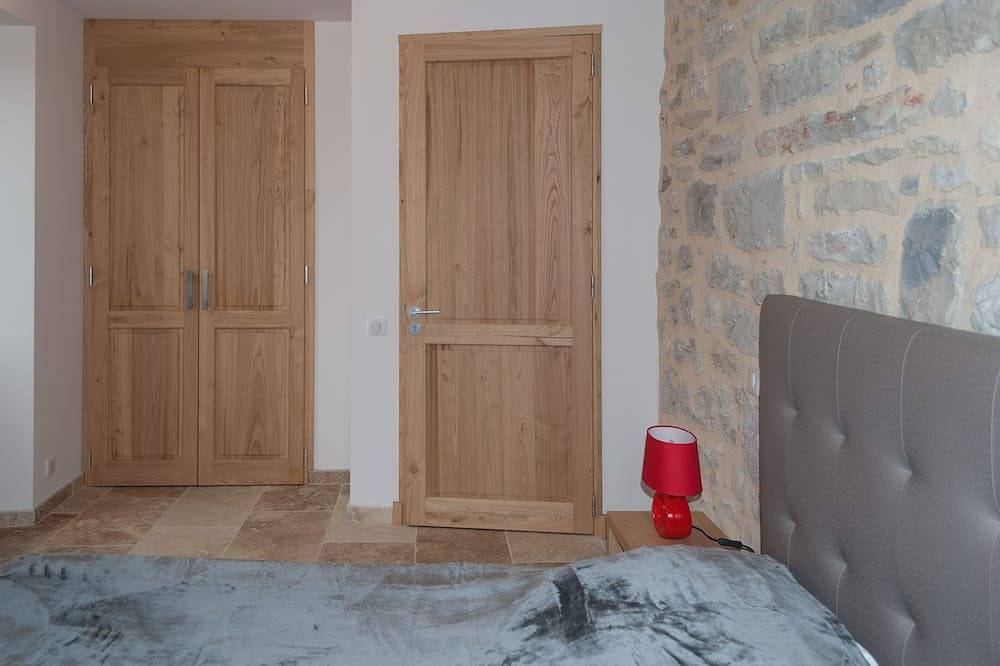 Gite Le Roucayral, superb view of St Cirq Lapopie. 2 air-conditioned bedrooms. in Tour-de-Faure, Causses du Quercy Regional Nature Park