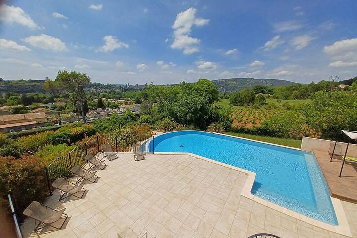 Gîte pour 4 personnes, avec jardin et piscine