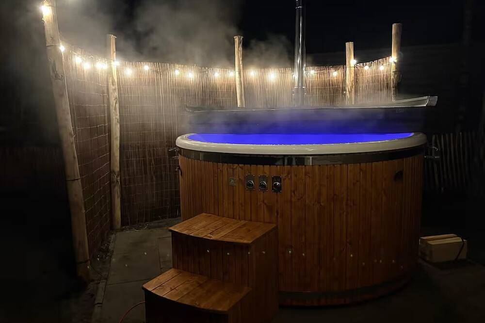 Luxury chalet with hot tub in wooded area of the Sallandse Heuvelrug in Sallandse Heuvelrug